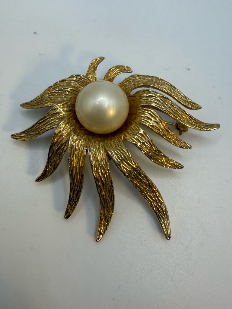 Tara Gold Tone Faux Pearl Sunburst Brooch Vintage Abstract Floral Pin 30$